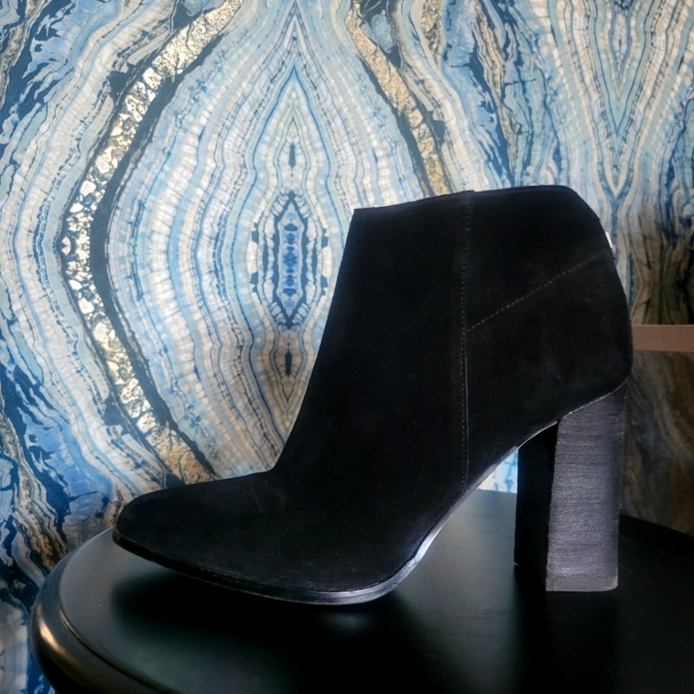 Ivanka Trump black suade boots 7m